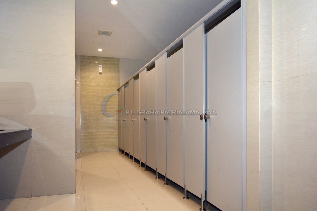 Deretan partisi toilet cubicle phenolic di lorong toilet gedung