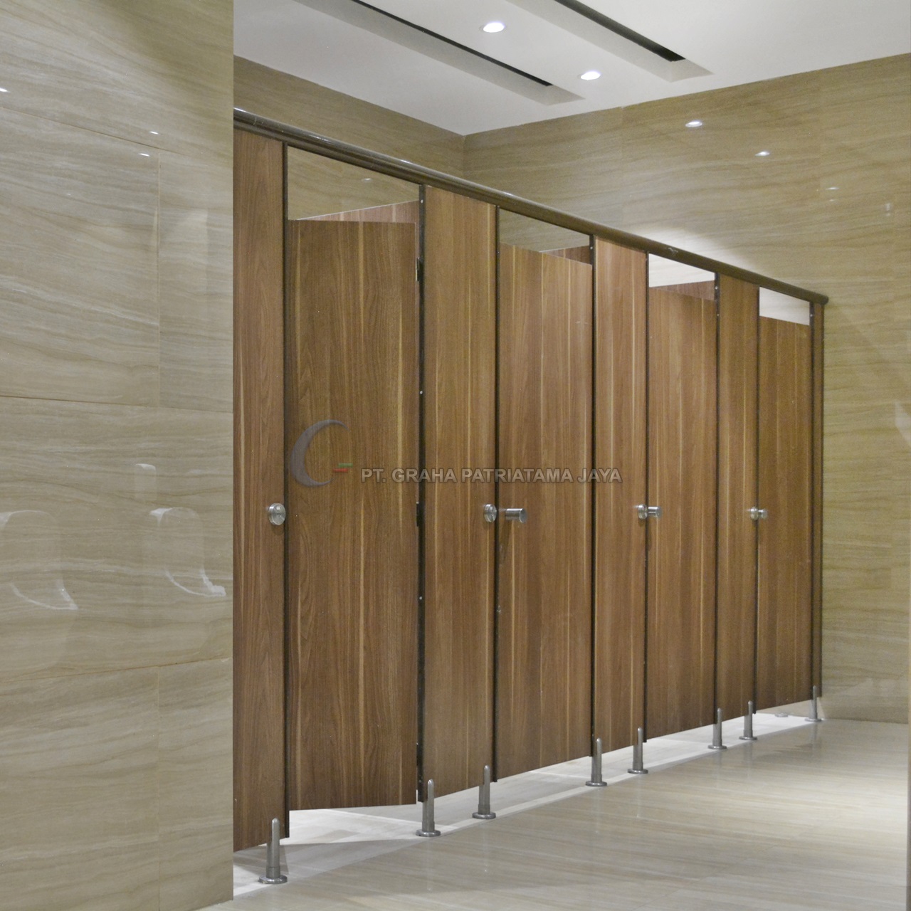Partisi toilet cubicle motif kayu di toilet gedung