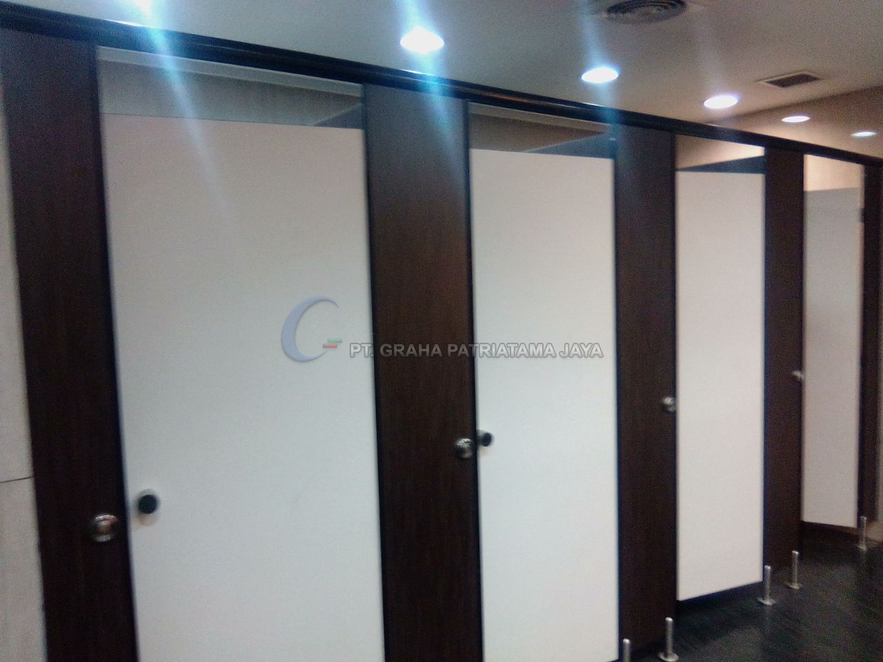 Partisi toilet phenolic putih dengan list kayu gelap