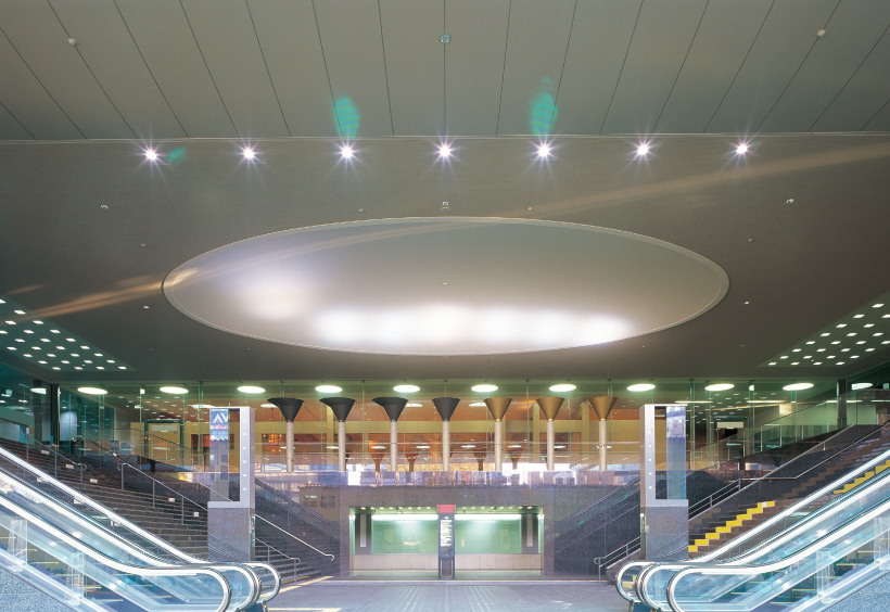 Plafon Daiken Ceiling Board di atrium gedung publik dengan eskalator